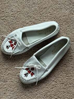Minnetonka Women's Thunderbird Smooth Leather Beaded Moccasins